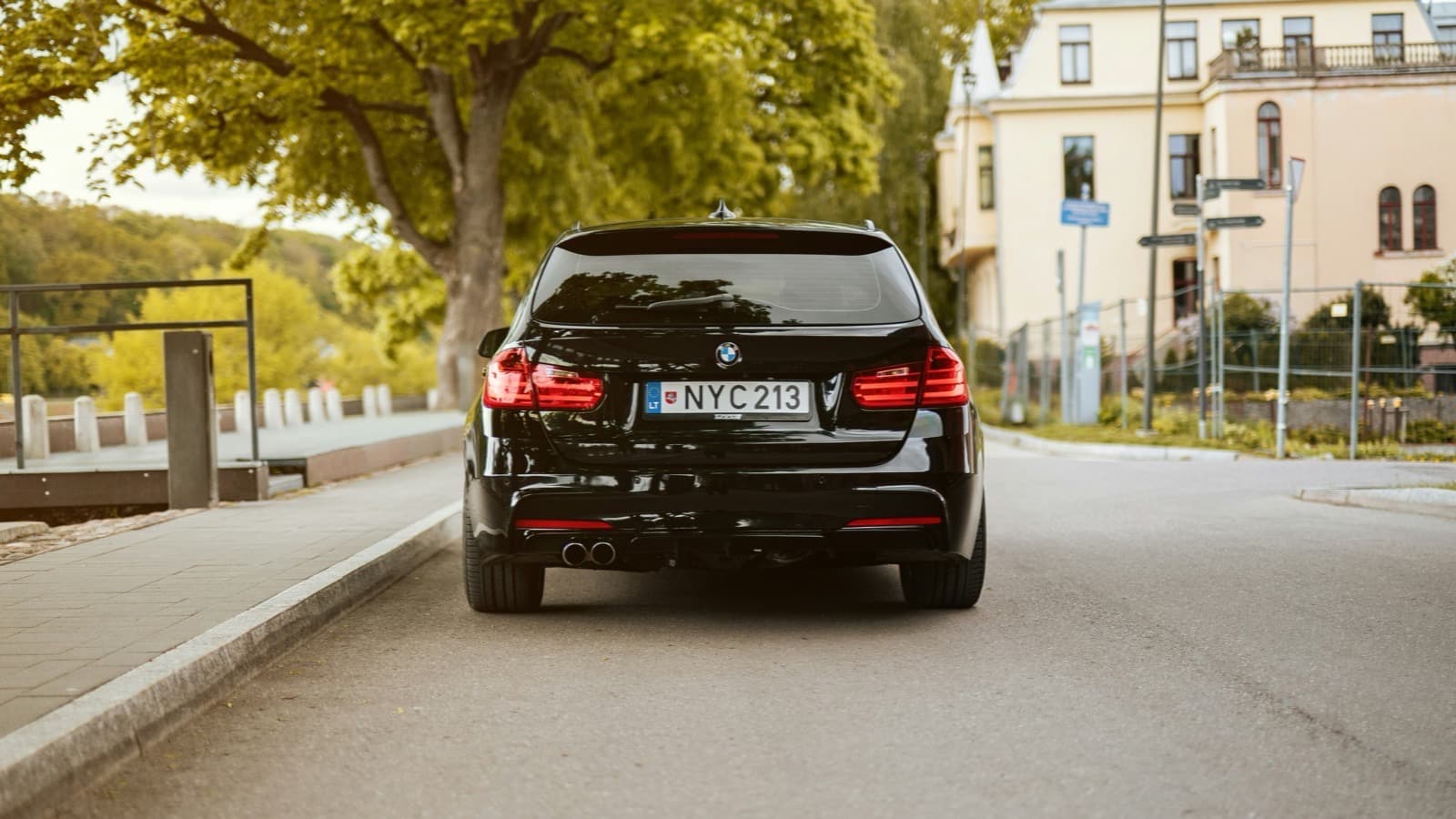 Juodas automobilis su lietuviškais valstybiniais numeriais Kauno gatvėje